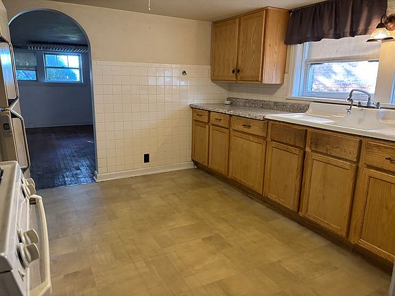 3rd image of 3643 Clinton Ave #3