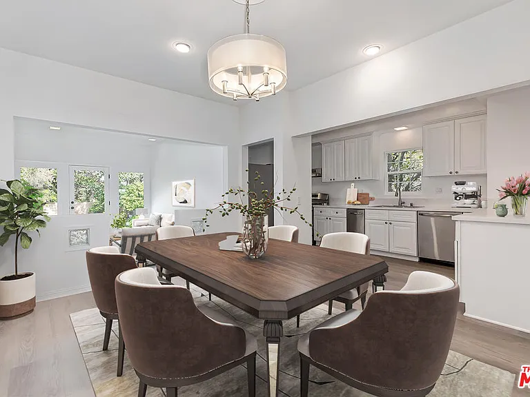 212 N Palm Dr — Photo 3