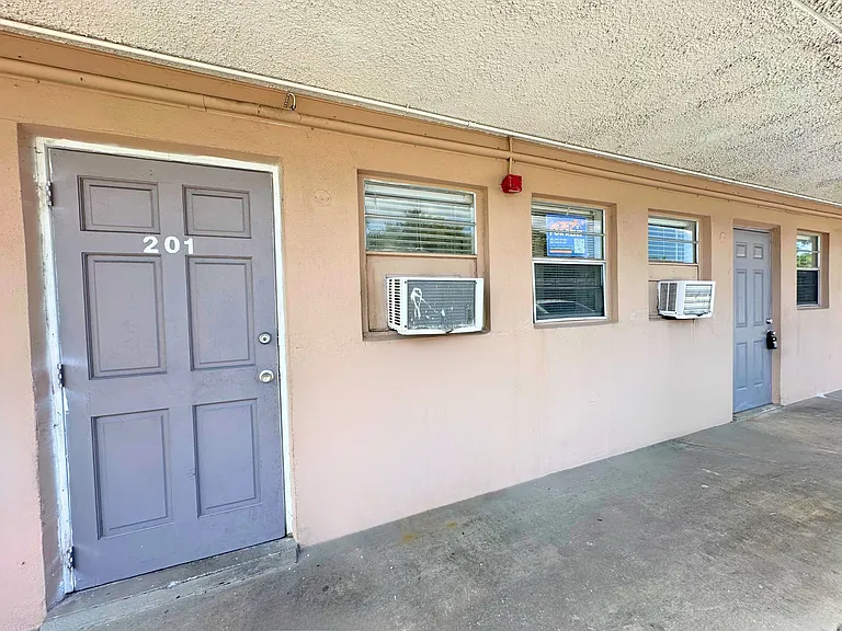 4611 South Congress Ave — Photo 15