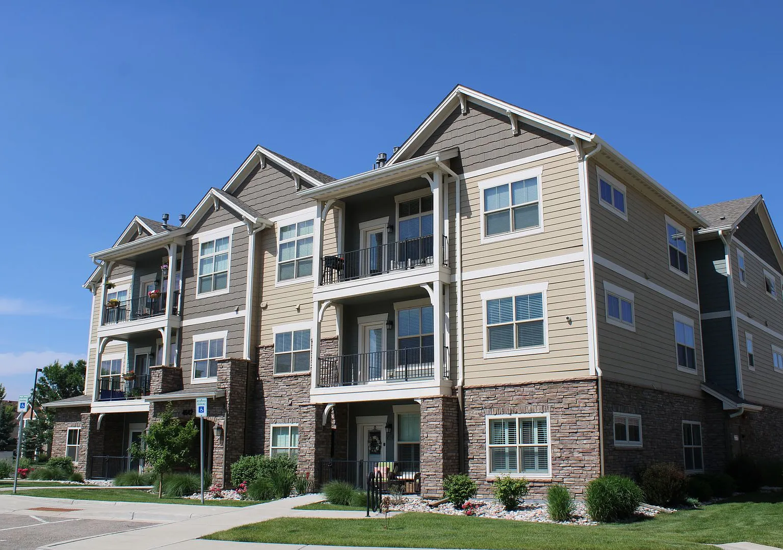 $200 Off First Month! Secure, Stylish & Convenient 2 Bed Condo in Loveland — Photo 1