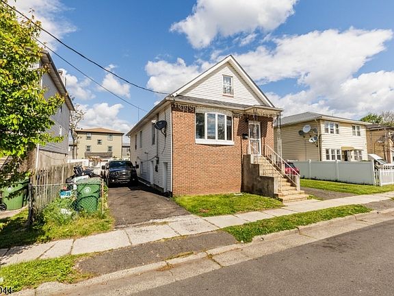 3rd image of 627 Van Buren Ave