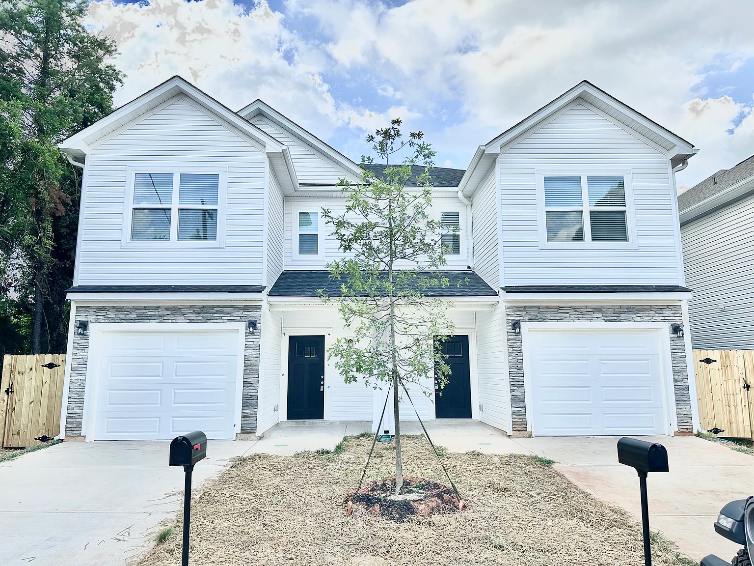 2637 Capitol Dr — Photo 1