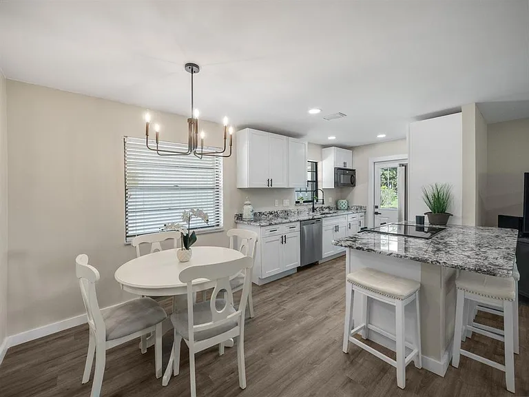 5232 SE Sea Island Way — Photo 1