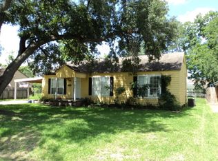 1004 N 13th St, Nederland, TX 77627