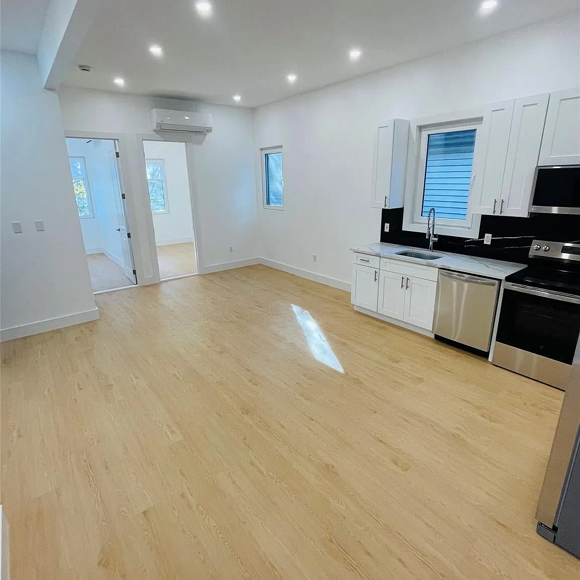 4 bed, 2.0 bath, 2024 sqft, $3,700 — Photo 2