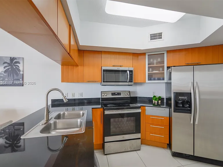 1750 N Bayshore Dr #2402 — Photo 13