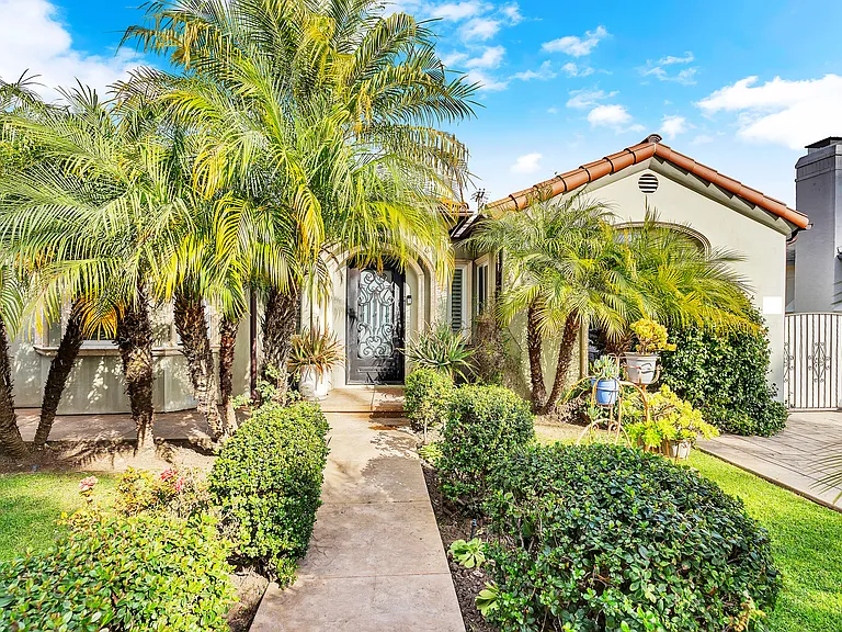 326 N Doheny Dr — Photo 2