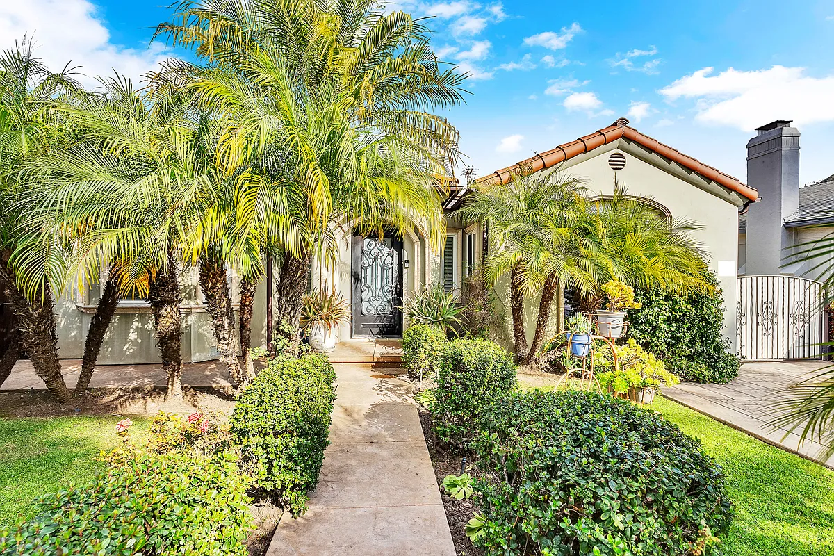 Building Photo - 326 N Doheny Dr