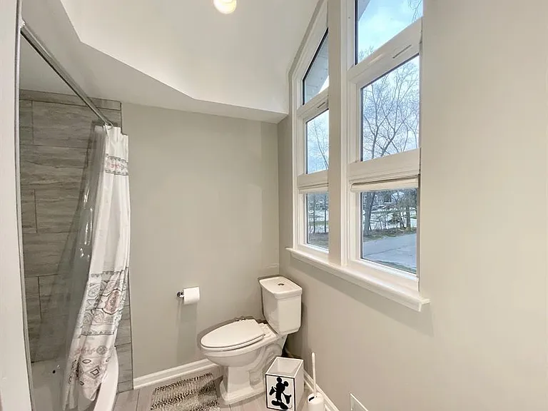 4077 Lincoln Dr — Photo 23