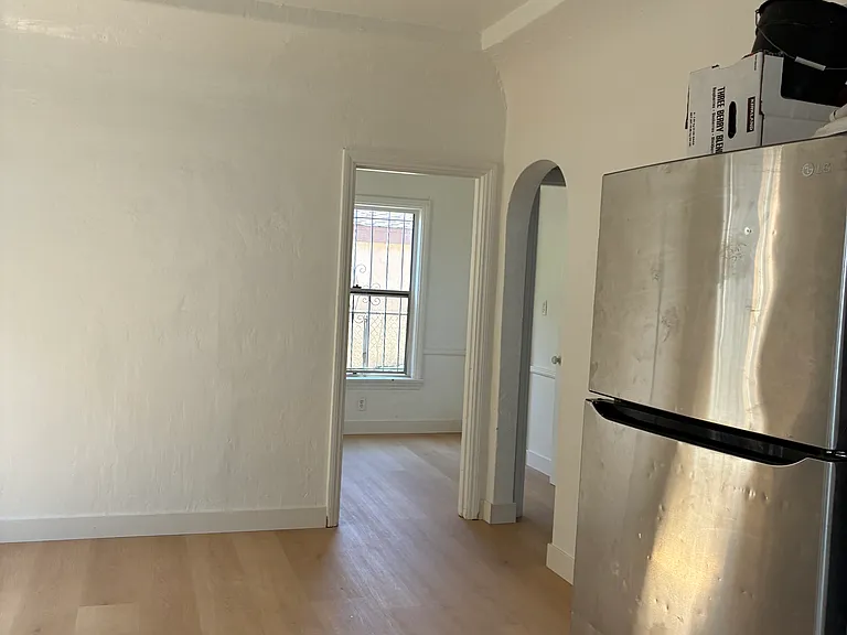 928 1/2 W 78yt St #78 — Photo 3
