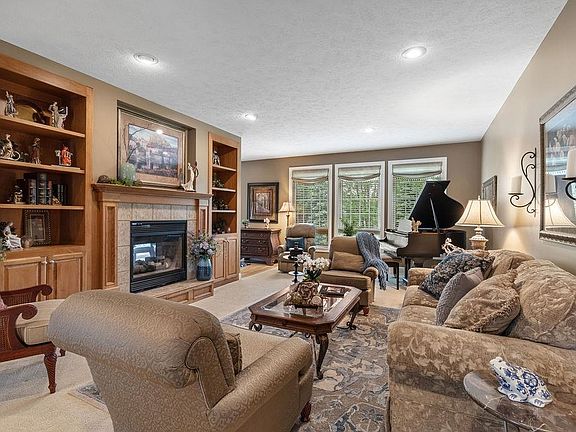 2nd image of 3661 Regency Pl