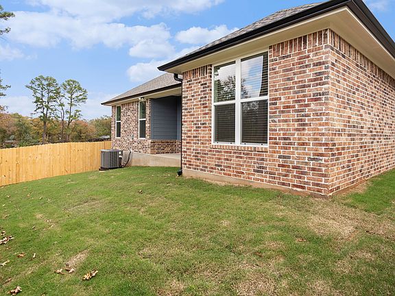 4th image of 2929 Medina Dr