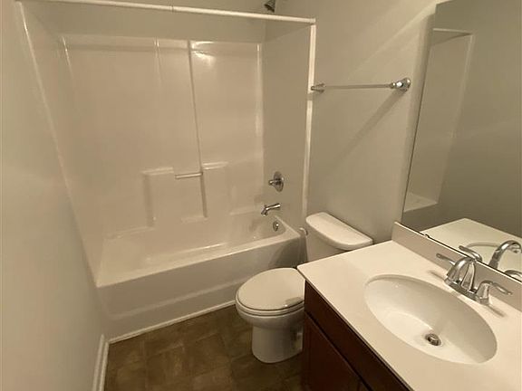 3rd image of 623 Pauline Ln