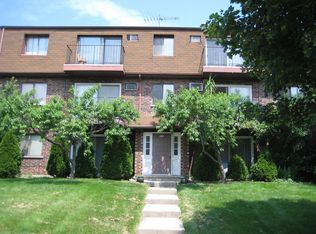 1221 Whispering Hills Ct #1, Naperville, IL 60540