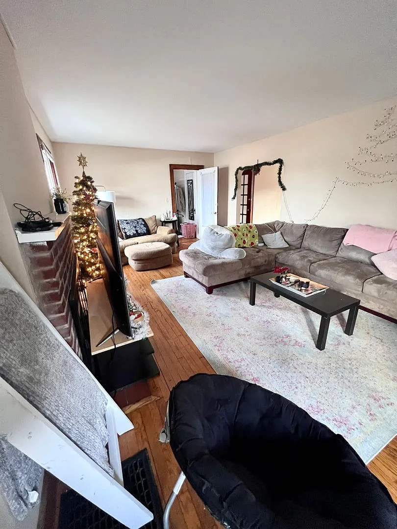 1302 Hunter - 7 Bed/2 Bath - Renovated! — Photo 4