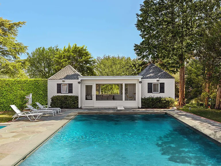 22 Aspatuck Rd — Photo 3