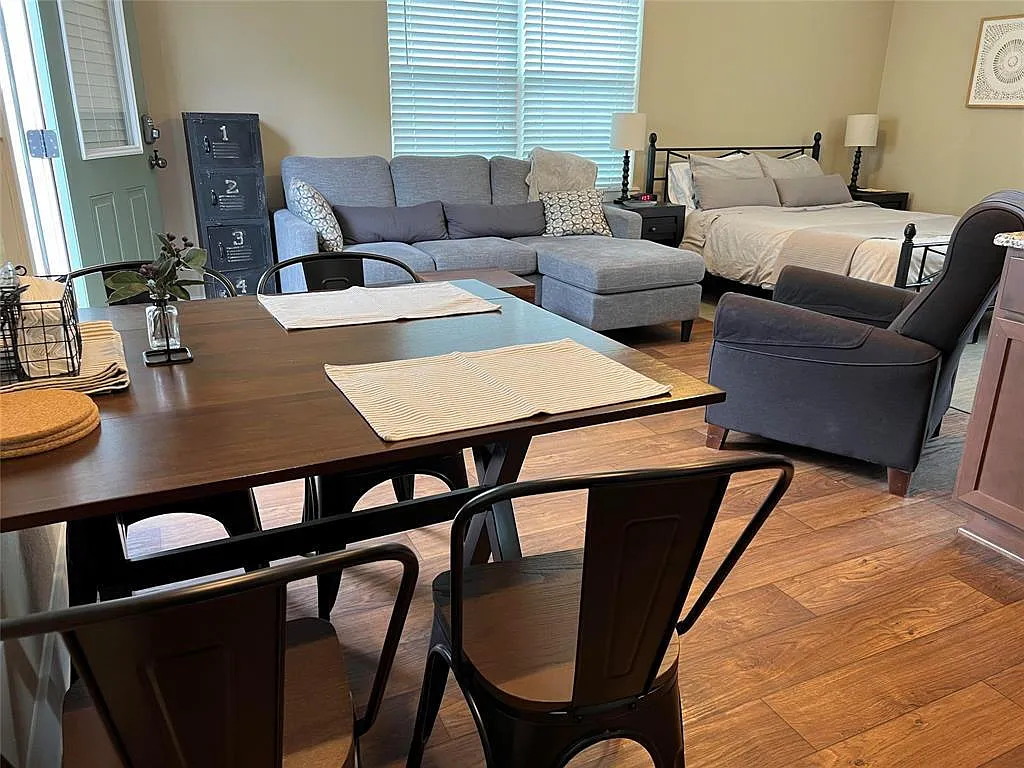 Studio, 1.0 bath, 400 sqft, $1,200 — Photo 3