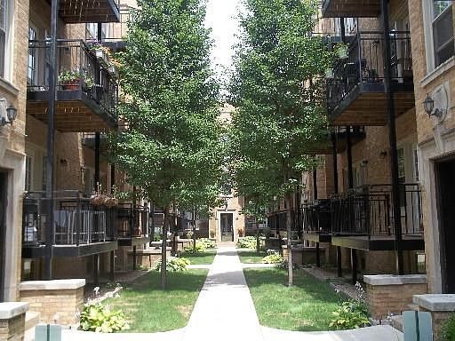 1st image of 2241 1/2 N Lincoln Ave APT 3A