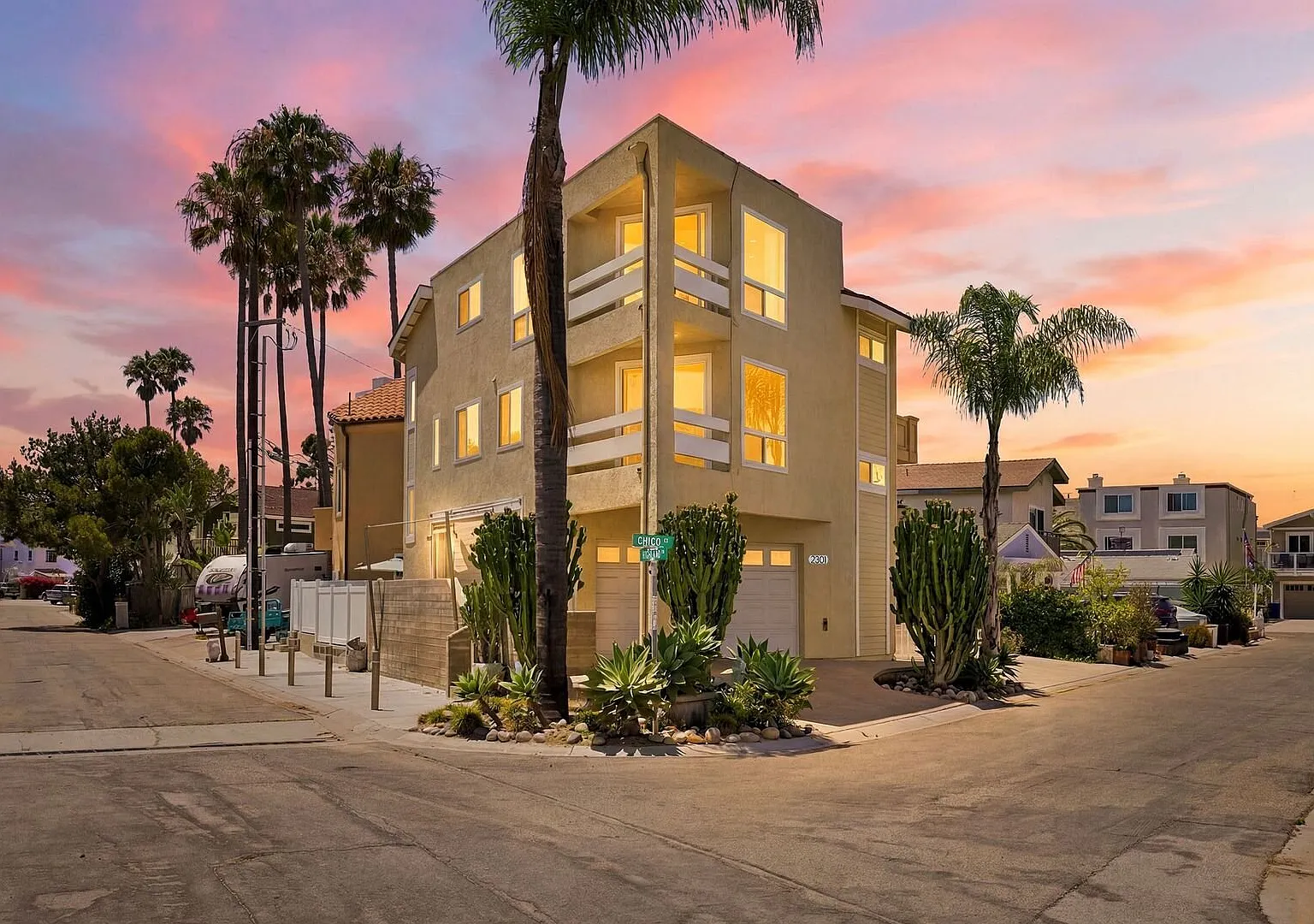 Oxnard / Silver Strand Beach / 2 bedroom 1 full bathroom with 2 half bathrooms — Photo 2