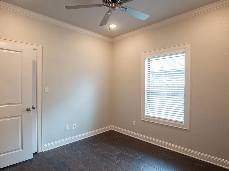 822 Lindsey Ln — Photo 17