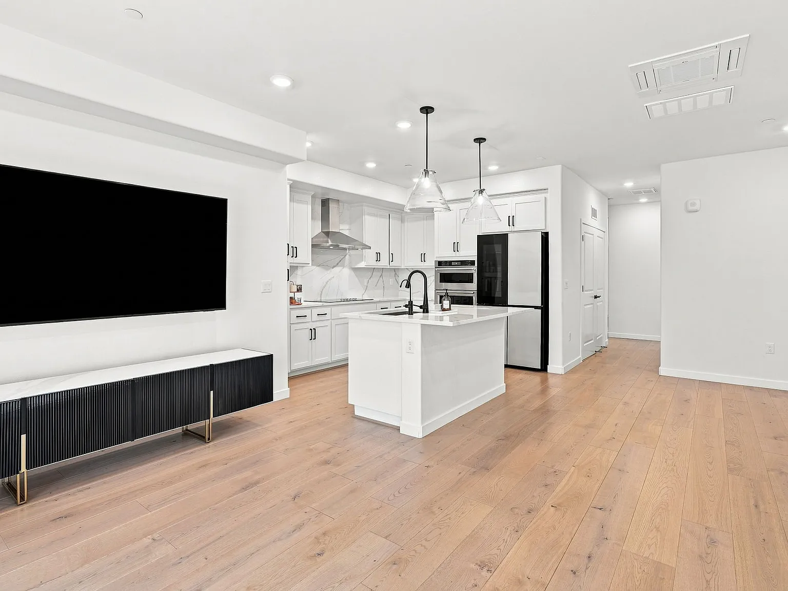 3 bed, 2.5 bath, 1536 sqft, $5,500 — Photo 4