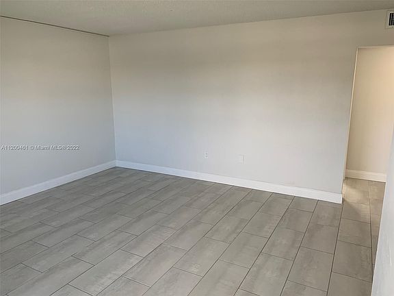 2nd image of 4621 SW 33rd Ave #1-6