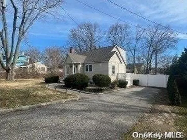 17 Roosevelt Avenue, Nesconset, NY 11767