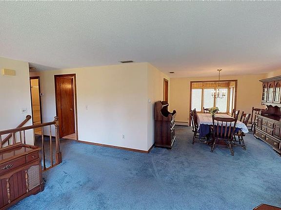 4th image of 40 Lindsay Ln