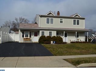 7 Coral Ln, Levittown, PA 19055
