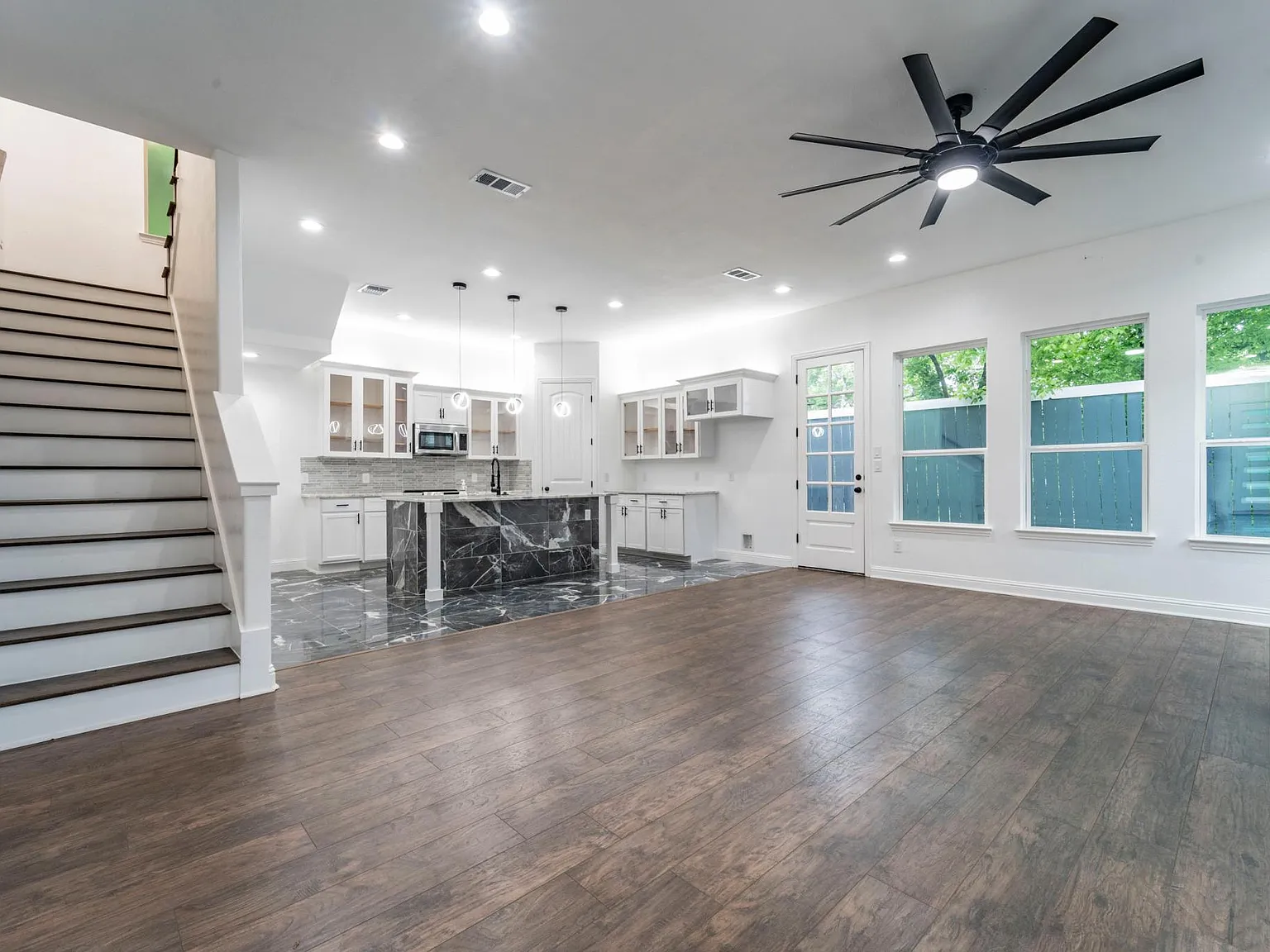 1301 Compton St — Photo 3
