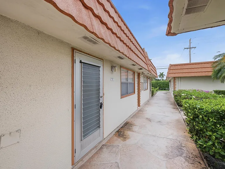 28 Seville Dr #B — Photo 11