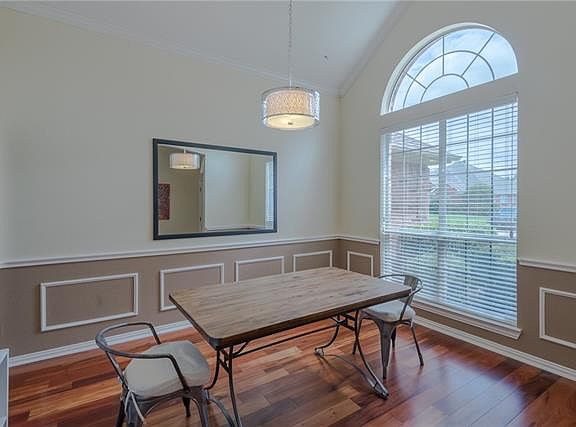 3rd image of 916 Birkshire Dr