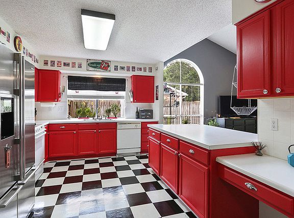 4th image of 3016 Meadow Lake Dr E