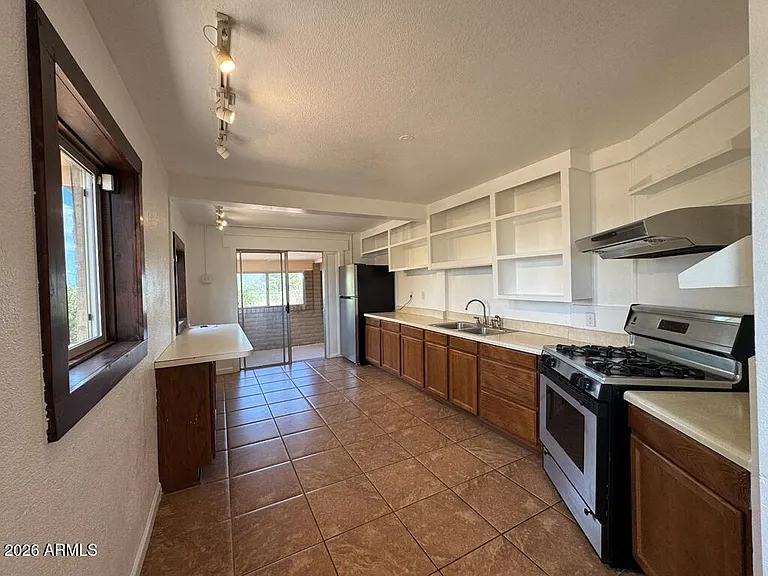 4818 S Santa Elena Ave — Photo 5