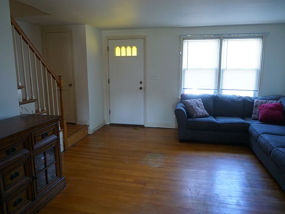 Living room w/hardwood floor