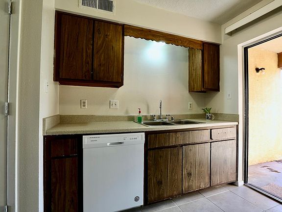4th image of 1315 Chelwood Park Blvd NE