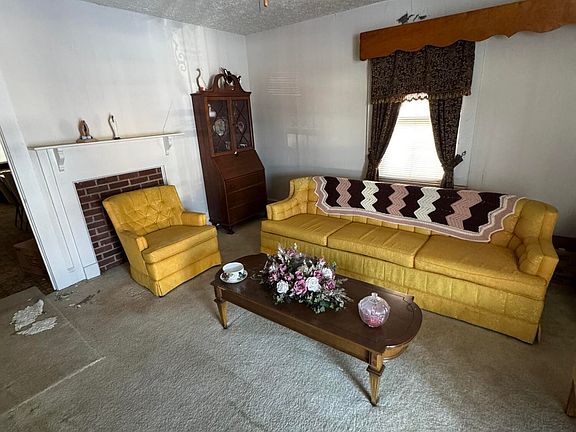 3rd image of 213 Hill St