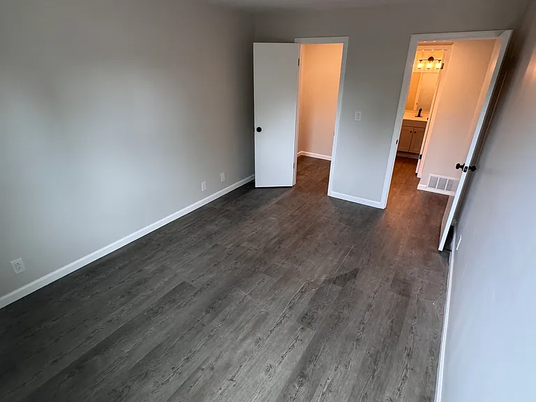 105 Surrey Ct #4 — Photo 4