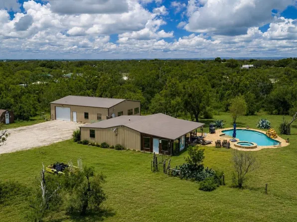 714 VETERANS DR, Sabinal, TX 78881