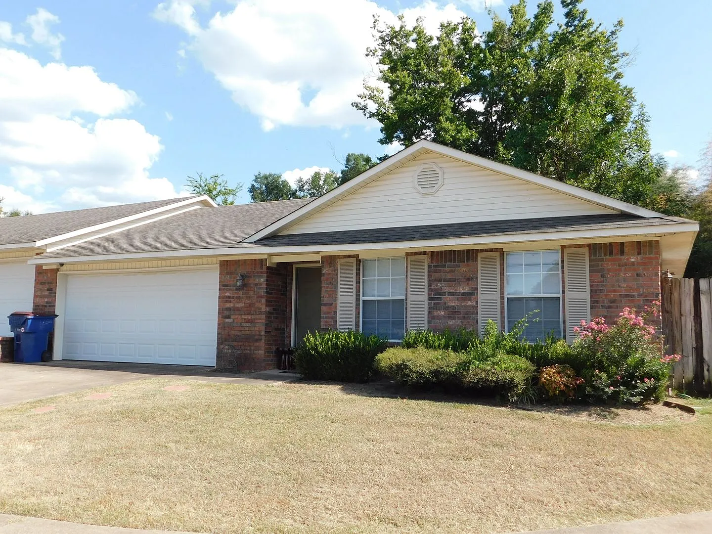Spacious 2 bedroom, 2 bath duplex — Photo 1