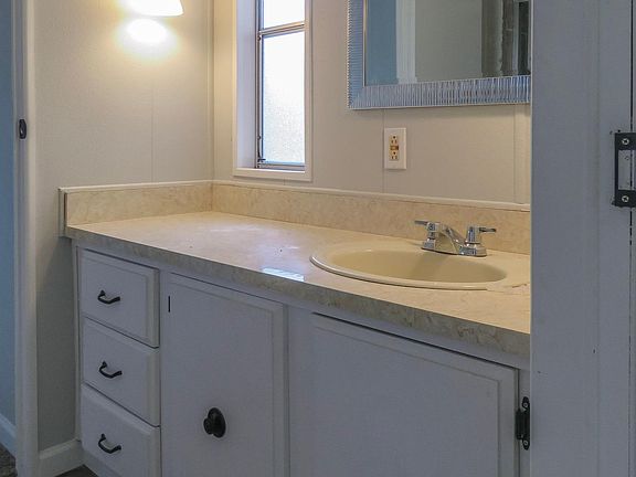 4th image of 11843 Chateau Dr NE
