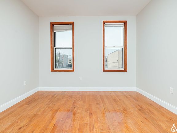5th image of 28 Scholes St #3A