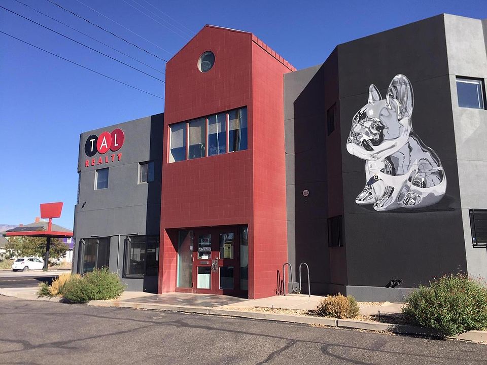 Reference this "landmark" mural to call home!