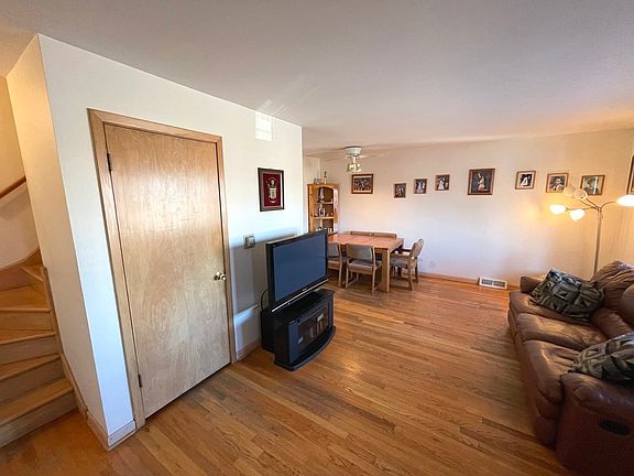 5th image of 9859 Soreng Ave
