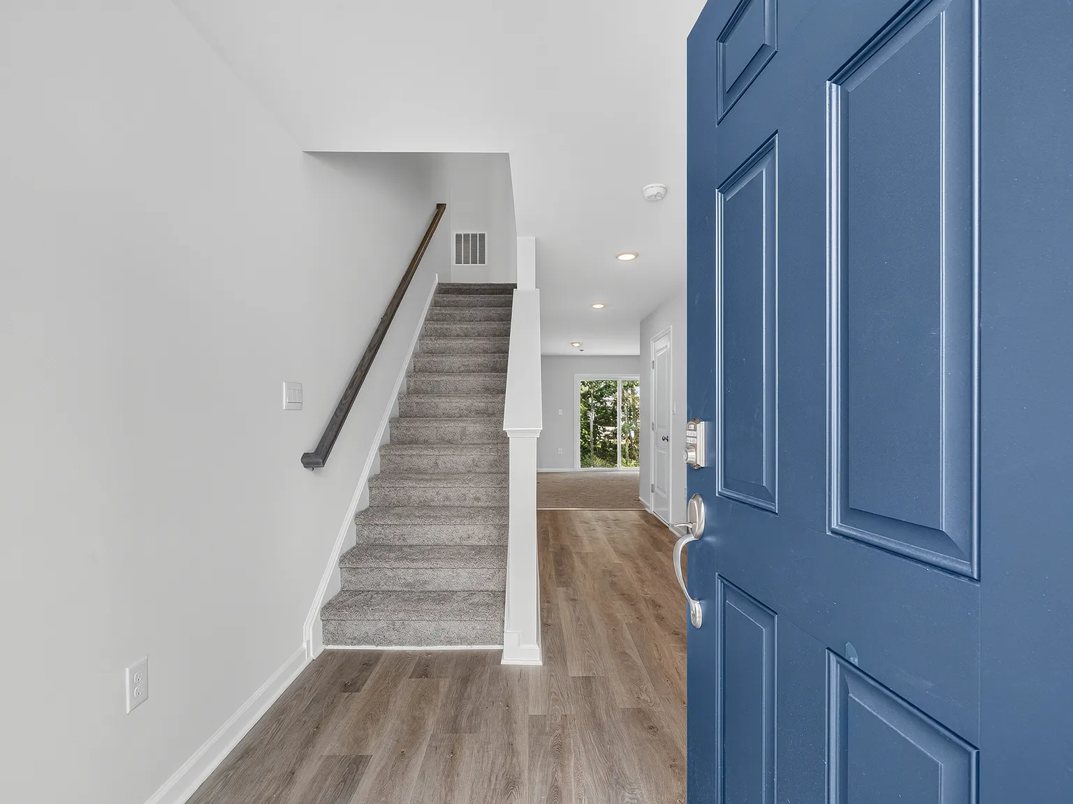 3 bed, 1962 sqft, $3,000 — Photo 2
