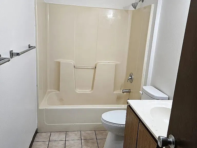 3 bed, $925 — Photo 4