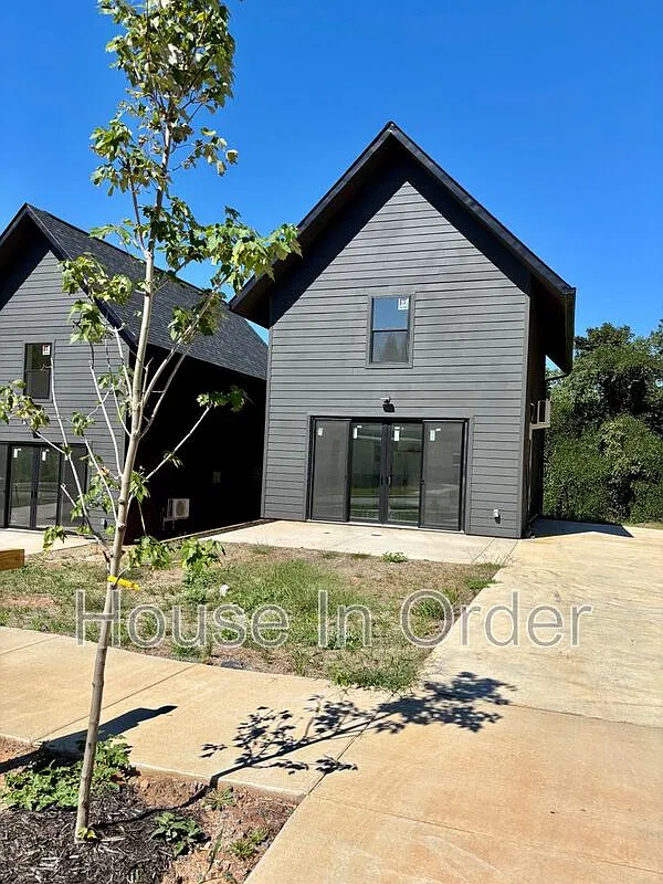 2 bed, 2.0 bath, 893 sqft, $1,800 — Photo 2