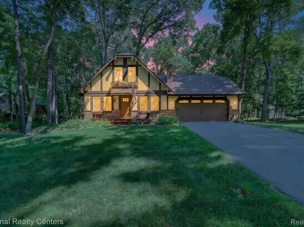 2501 E Nalone Ave, Wixom, MI 48393