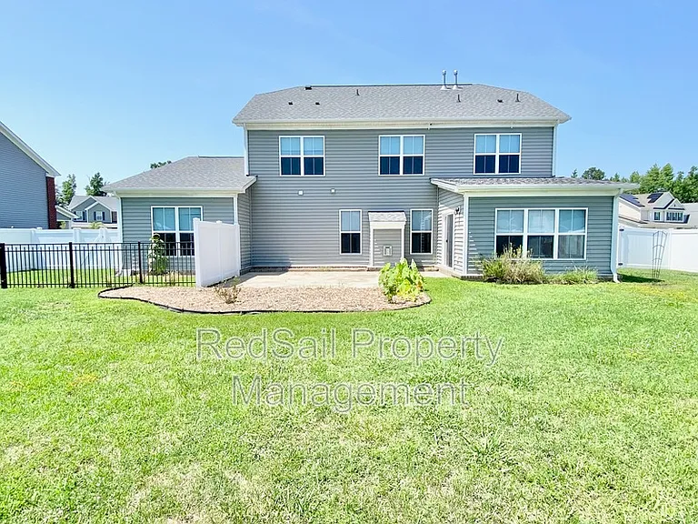 217 Manor Dr — Photo 2