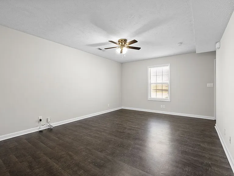 Executive Avenue-249 (x4) — Photo 7
